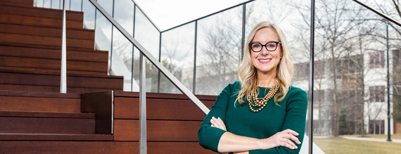 Osoba zaposlena u Novartisu stoji na stepenicama