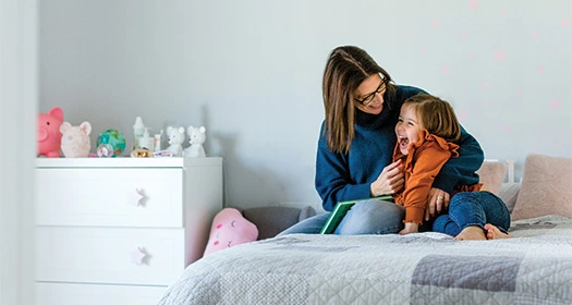 Mutter und Tochter im Kinderzimmer
