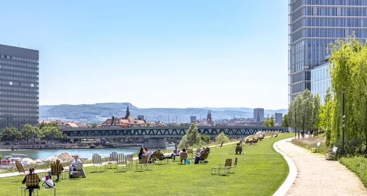 Ljudi koji odmaraju na obali reke Rajne