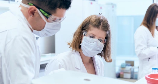 Deux scientifiques dans un laboratoire