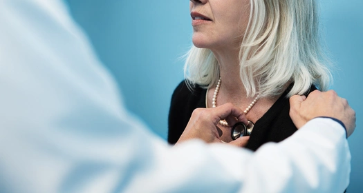 Arst uurib patsienti stetoskoobiga