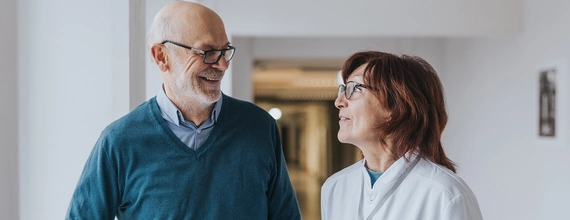 Portrait d'un patient en conversation avec une soignante