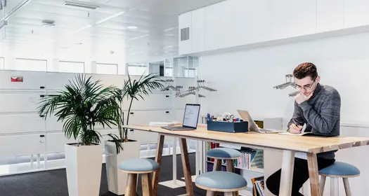 Бізнесмен який працює за ноутбуком