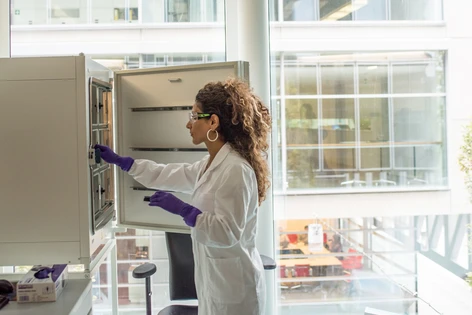 Científica en laboratorio