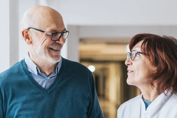 Læge og patient snakker