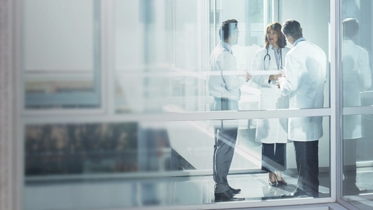 Gydytojai kalbasi ligonineje