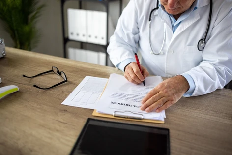 Lekarz wypełniający dokumentację medyczną