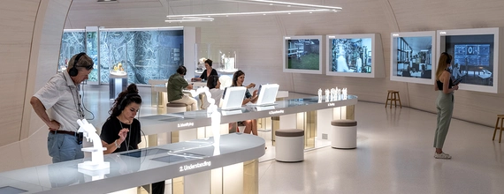 Besucher im Novartis Pavillon