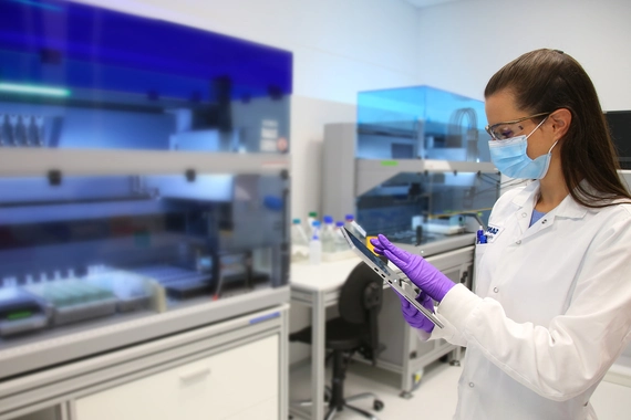 Novartis v Sloveniji. Znanstvenica v laboratoriju