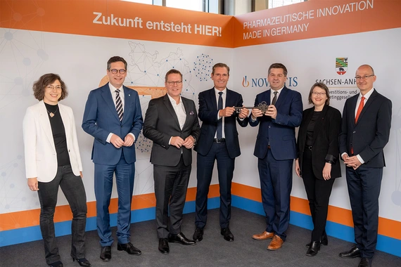 Vertreter*innen aus Wirtschaft, Forschung und Politik bei der symbolischen Schlüsselübergabe für den künftigen Produktionsstandort für Radioligandentherapie von Novartis in Halle/Saale, Sachsen-Anhalt.