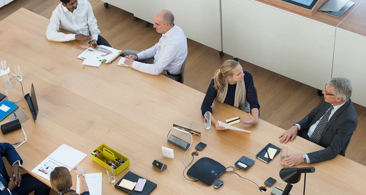 Foto inimestest koosolekusaalis