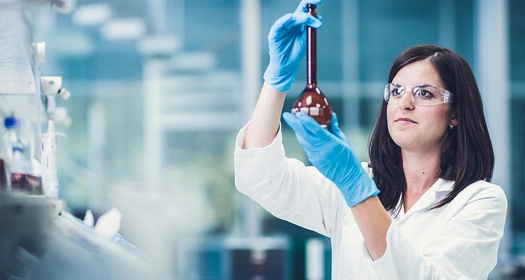 Kvinna som genomför kvalitetskontroll. Foto.