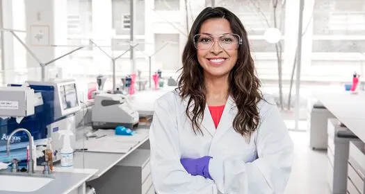 Vědkyně v laboratoři