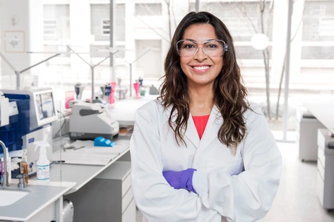 Forsker i laboratorie