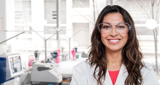 Kvinnelig forsker på lab