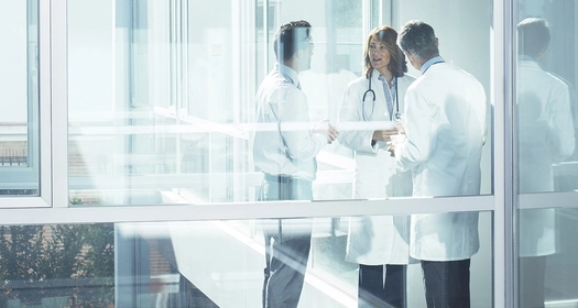 Lekári rozprávajúci sa v nemocnici